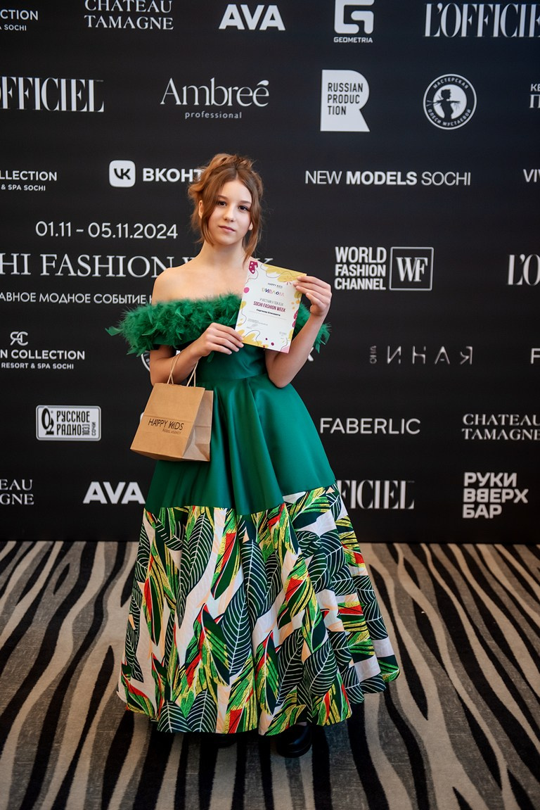SochiFashionWeek2024 дизайнер Юлия Крылова. Семейный и коммерческий фотограф в Сочи Александр Бодунов