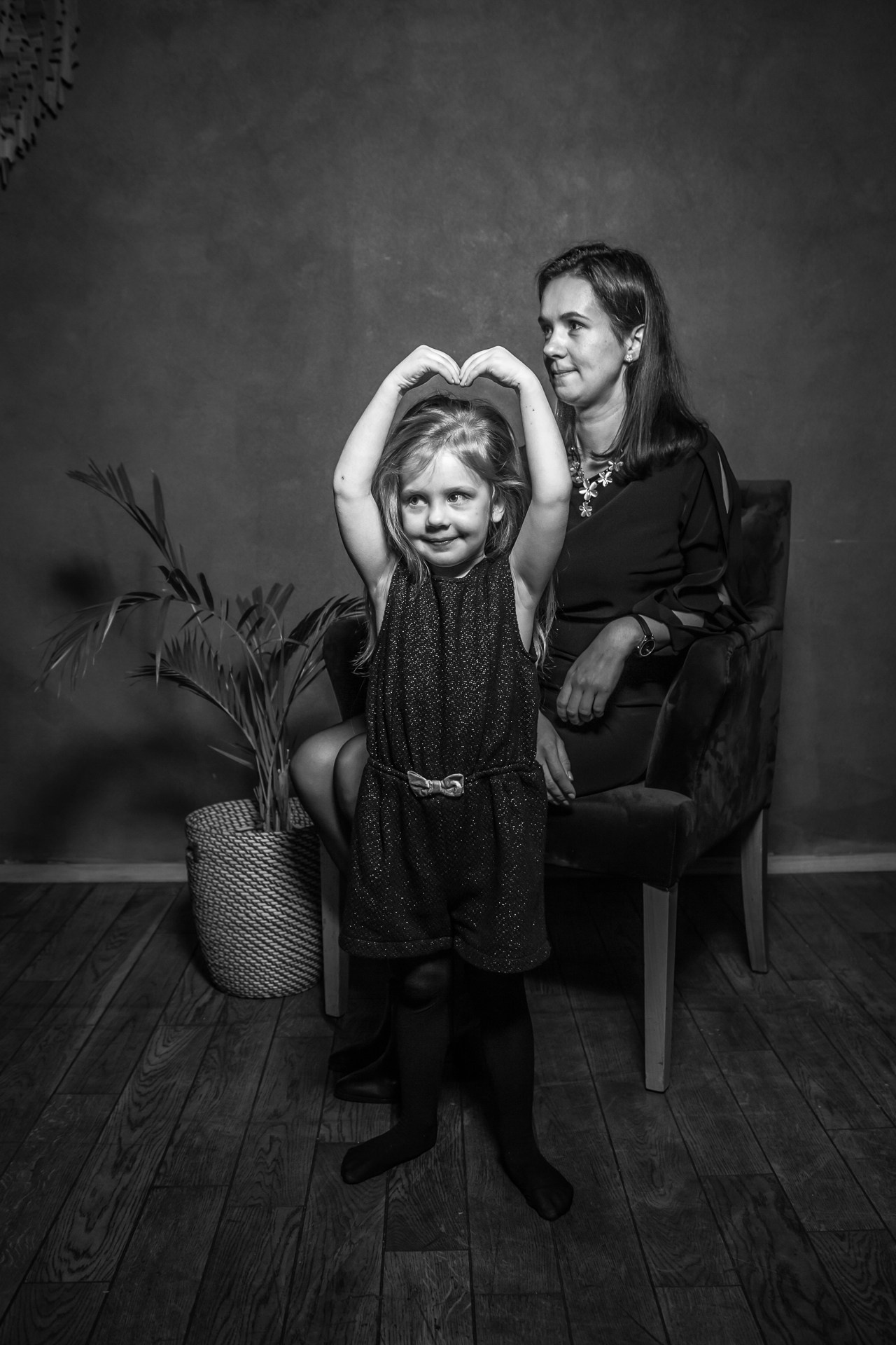 kogan.studio - девочка показывает движения