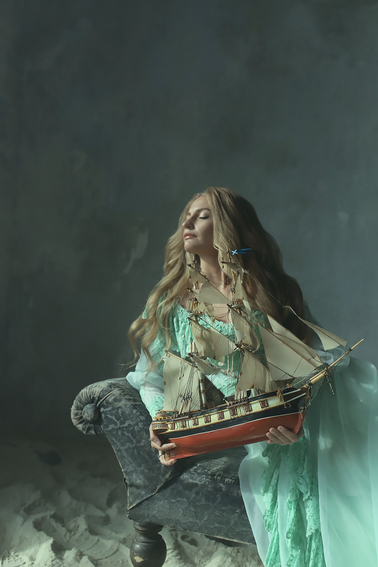 Девушка и море. Художественная винтажная фотография