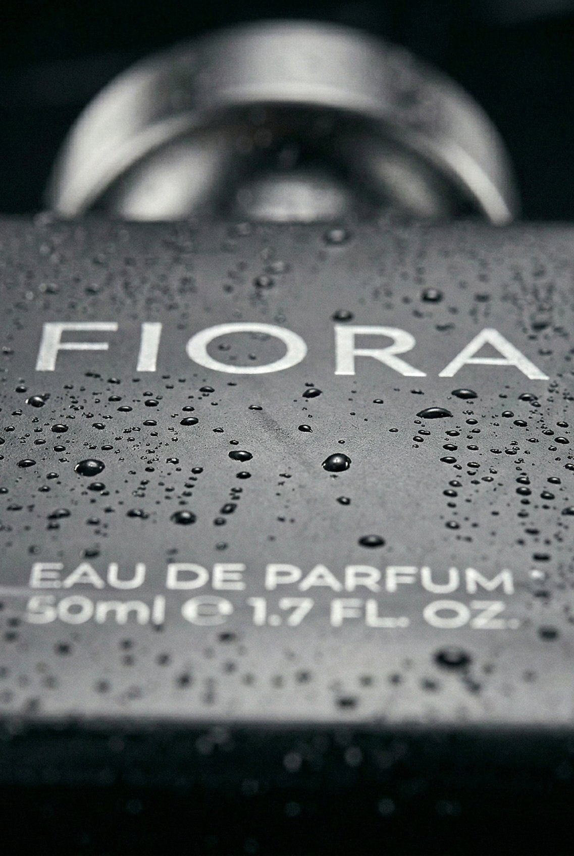 Серия: духи Fiora, чёрный фон. Фотохудожник Наталия Кирсанова