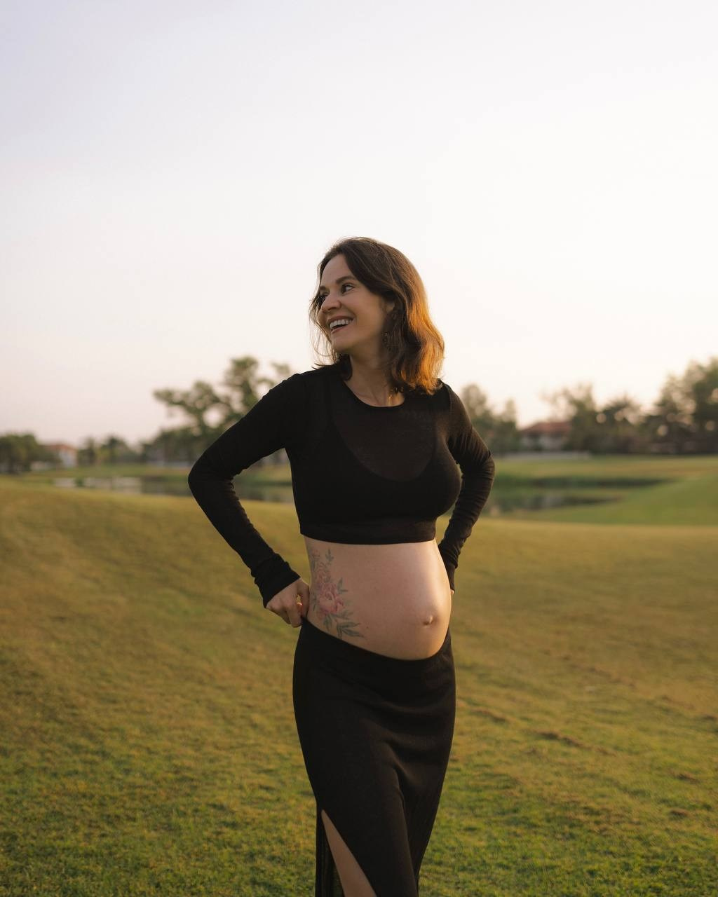 Девушка в чёрном платье на фоне поля