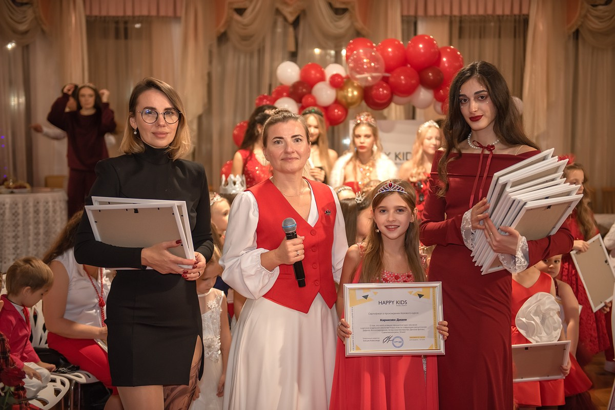 Выпускной в детской школе моделей HAPPYkids 2024. Семейный и коммерческий фотограф в Сочи Александр Бодунов