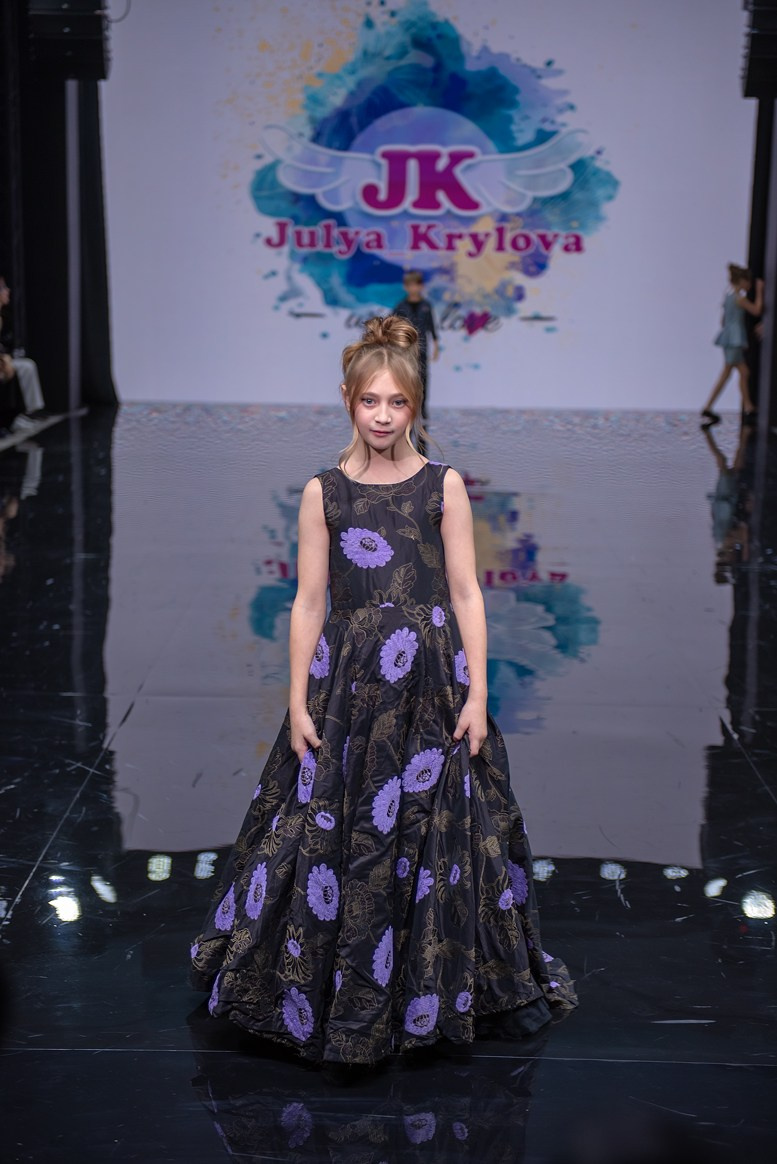 SochiFashionWeek2024 дизайнер Юлия Крылова. Семейный и коммерческий фотограф в Сочи Александр Бодунов