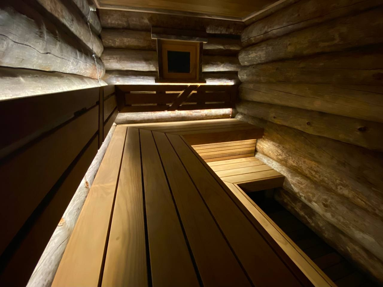 Парная в Низино: стены из Kelo, термоольховые полки в два уровня и дизайнерский подспинник с мягкой LED-подсветкой. SaunaTopMasters