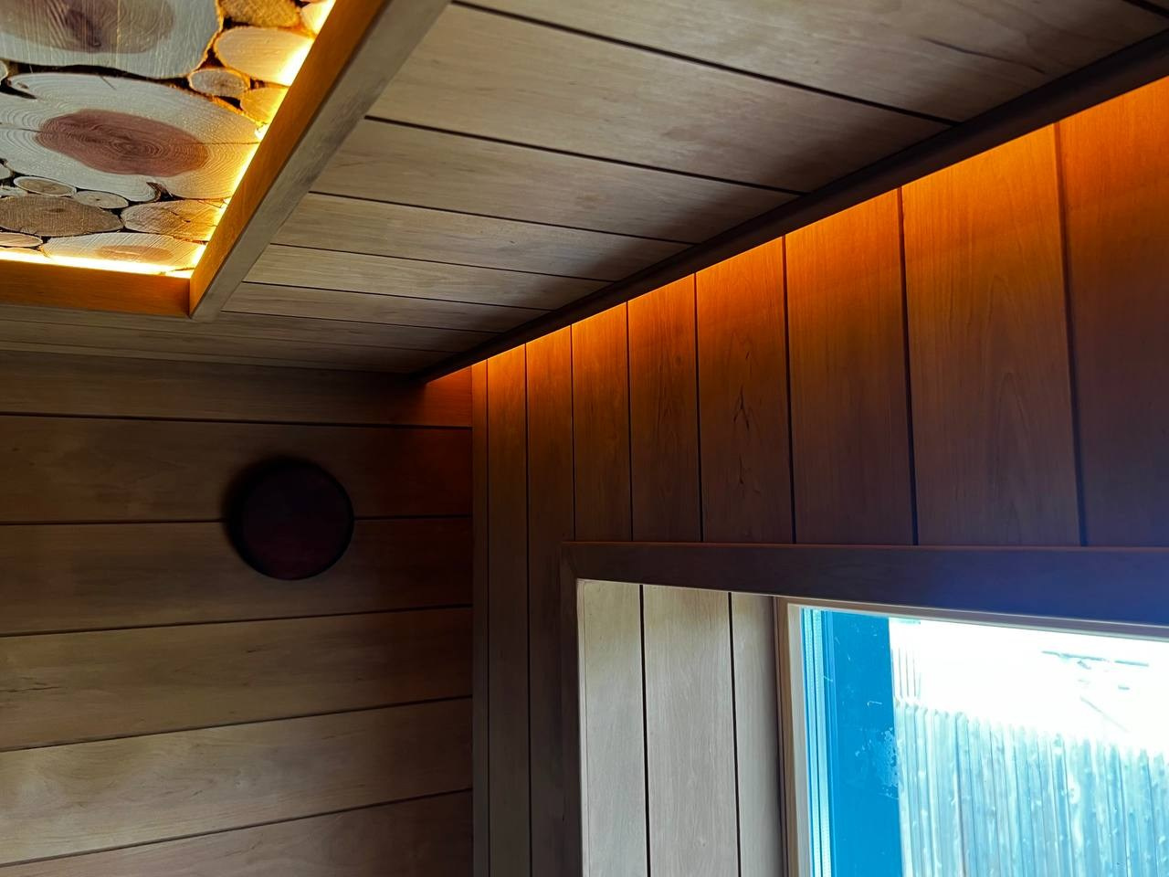 Роскошная парная в Красноармейском с высоким потолком, широкими полками, панорамным окном и Harvia Legend на дистанционном управлении. SaunaTopMasters