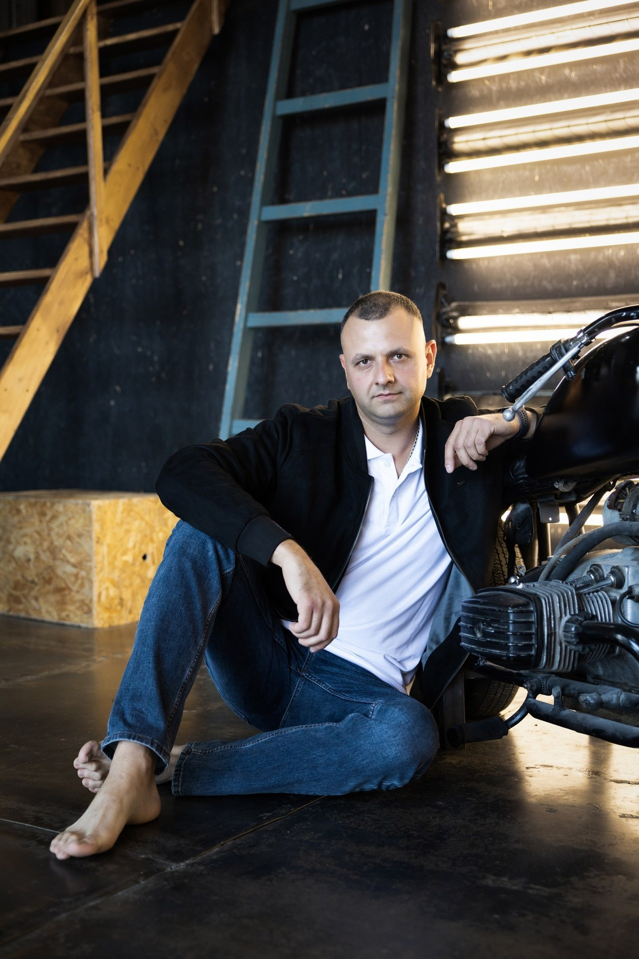 Мужская портретная съемка в зале. Фотограф Лабутина Александра. Портретный и репортажный фотограф из Нижнего Новгорода Александра Лабутина