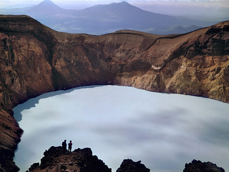 Горячее озеро в активном кратере в-на Малый Семячик