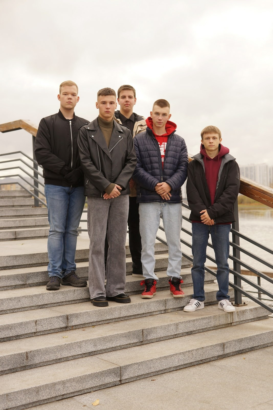 Осенняя фотосессия для выпускного альбома 11 класса: пример вдохновения от гимназистов Сосновоборска. СИГМА | Студия выпускных альбомов Красноярск