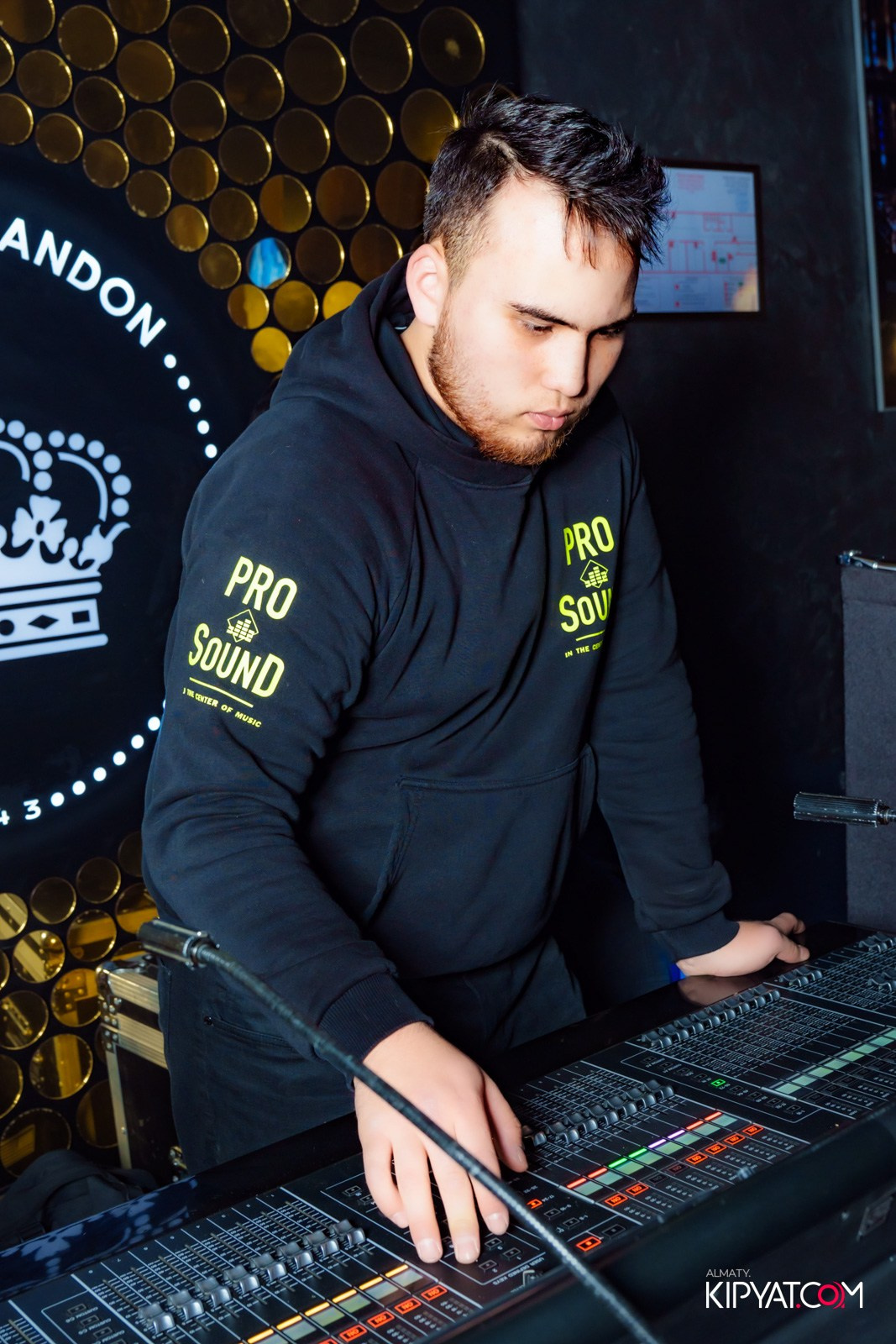 LAUREATE KARAOKE HALL. КИПЯТКОМ АЛМАТЫ!