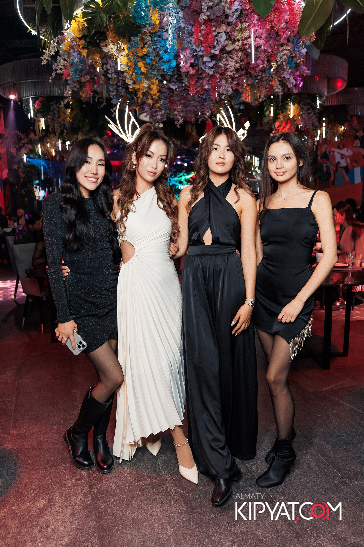 FRIENDS TERRACE & BAR. КИПЯТКОМ АЛМАТЫ! Фотосъемка мероприятий в Алматы