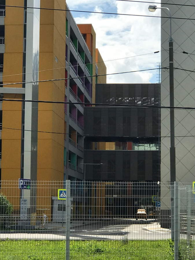 Локация для съёмки на парковке — минималистичный фон и графичные тени