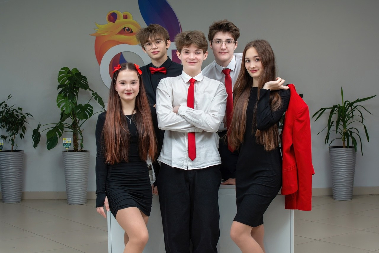 Школьники с элементами красного позируют на фотокамеру в ОЦ-5 Челябинск.