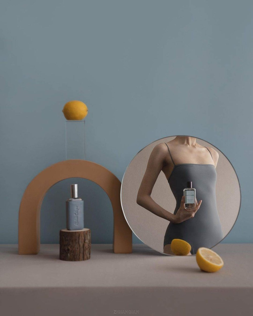 автопортрет Цзыцянь Лю в минималистичном стиле