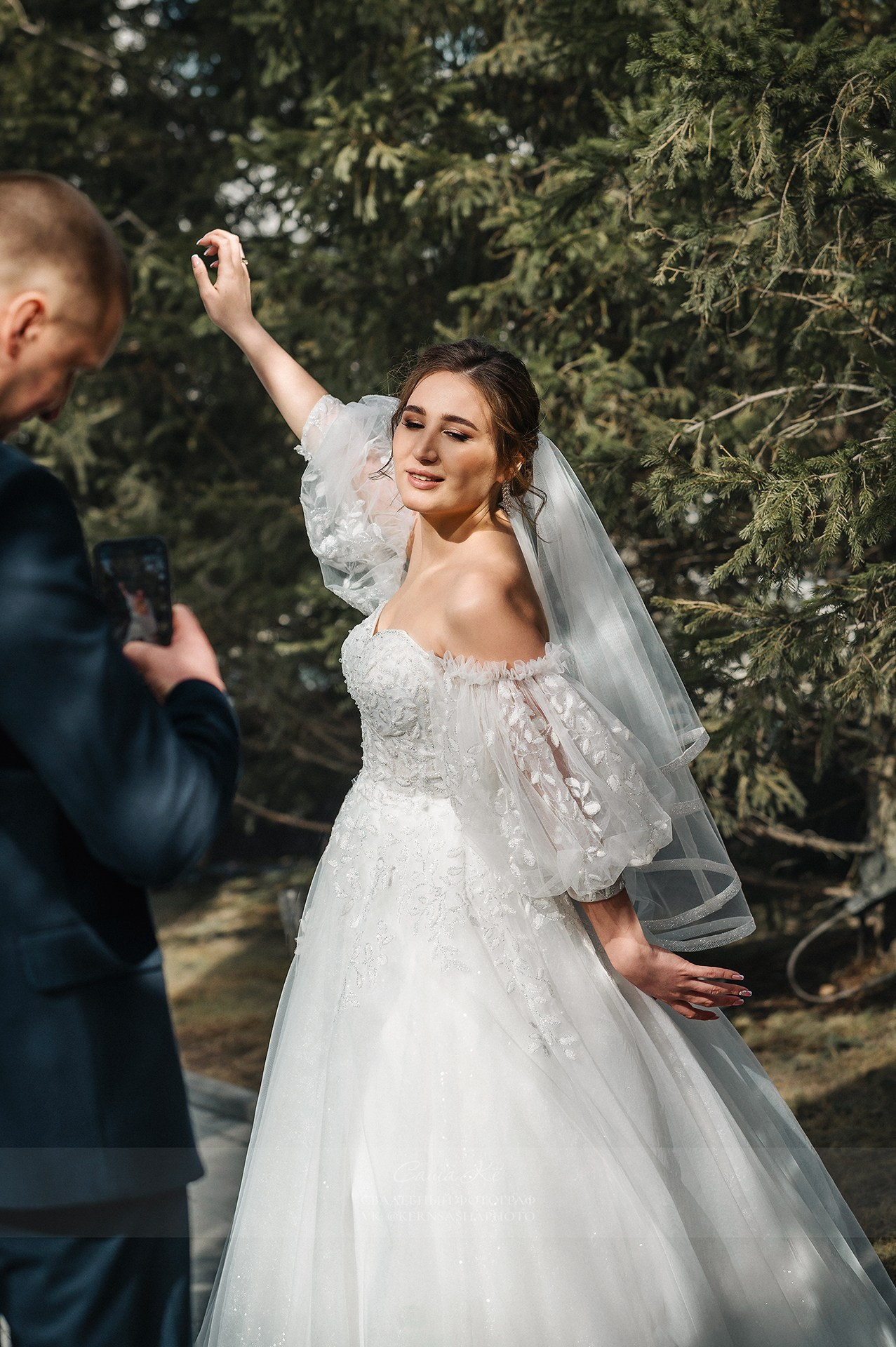 Популярный фотограф на свадьбу Новосибирск готов к летним съемкам в лучших местах города. Забронируйте дату заранее, чтобы попасть в график востребанного мастера.