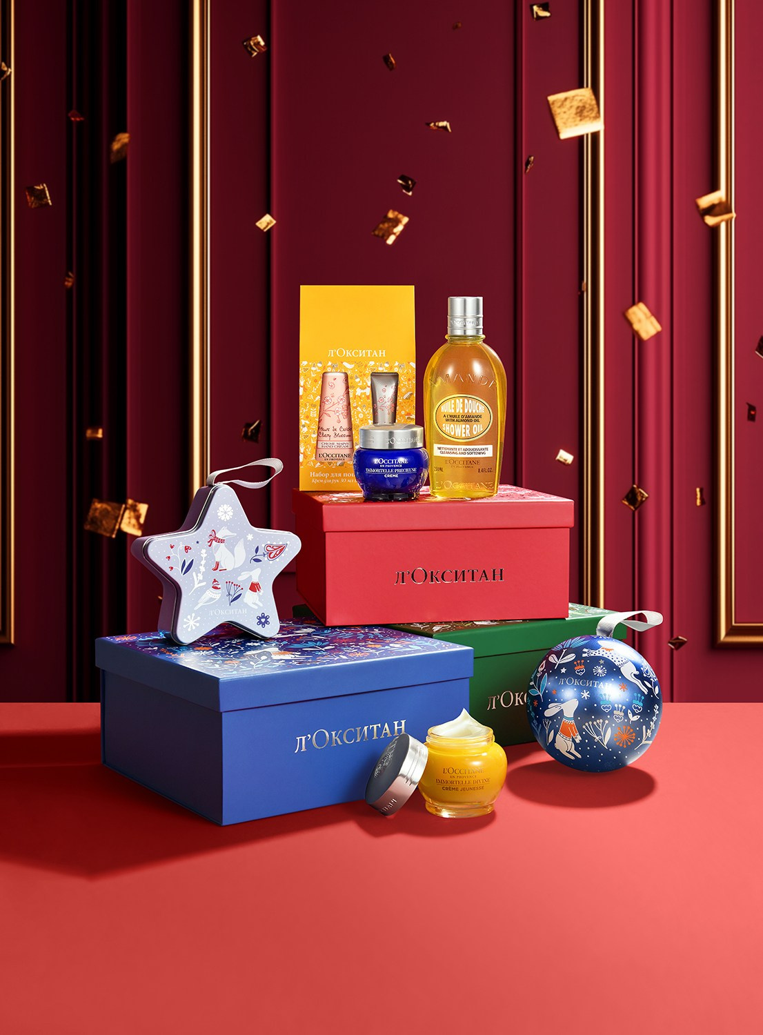 Предметная съемка подарочных наборов на красном фоне