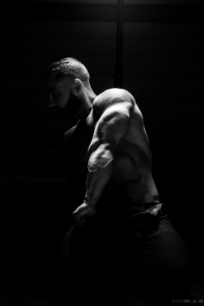 Силуэт атлетичной фигуры, низкий ключ — студия, Краснодар