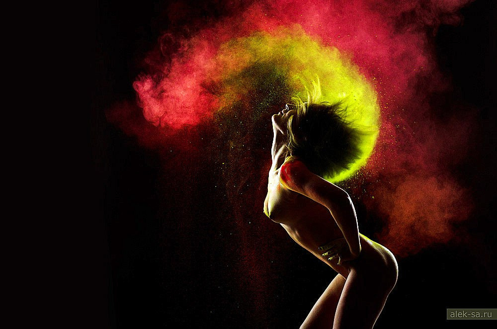 Танец с облаком цветной пудры, динамика — арт-съёмка, фотограф Краснодар
