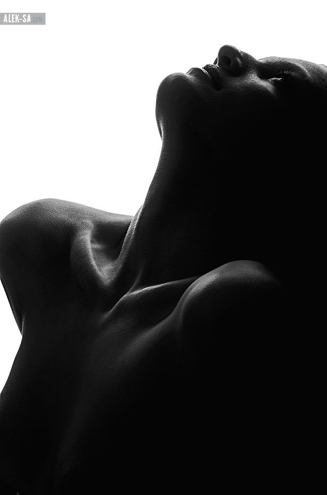 Ч/б крупный план торса, высокий контраст — фотограф Краснодар