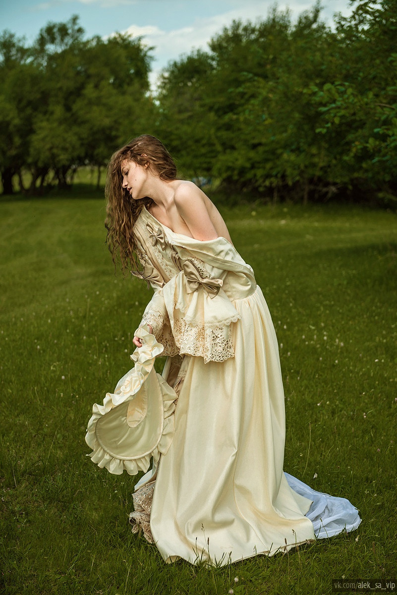 Девушка в длинном платье в саду — пленэр, фотограф Краснодар