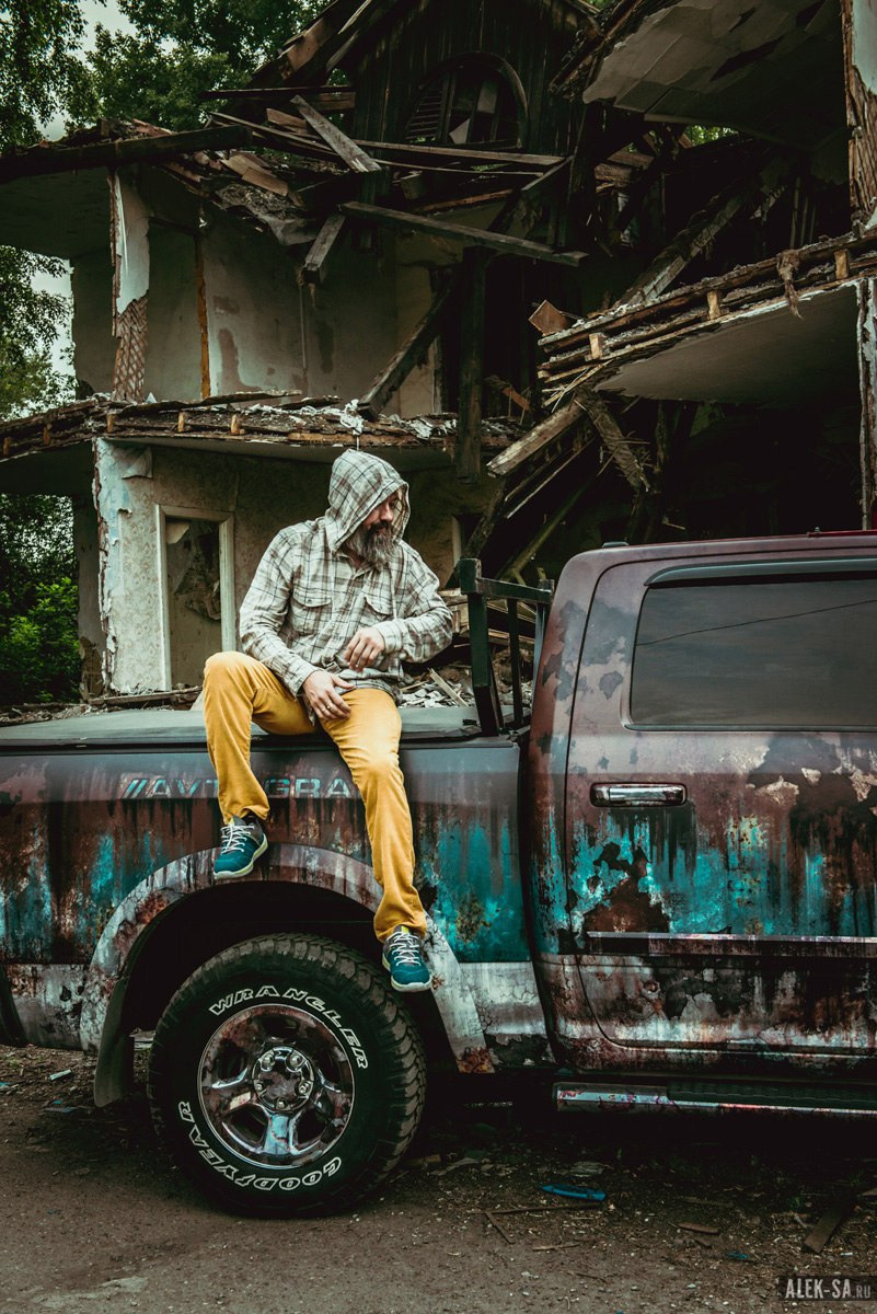Мужчина на старом пикапе во дворе — уличная съёмка, Краснодар