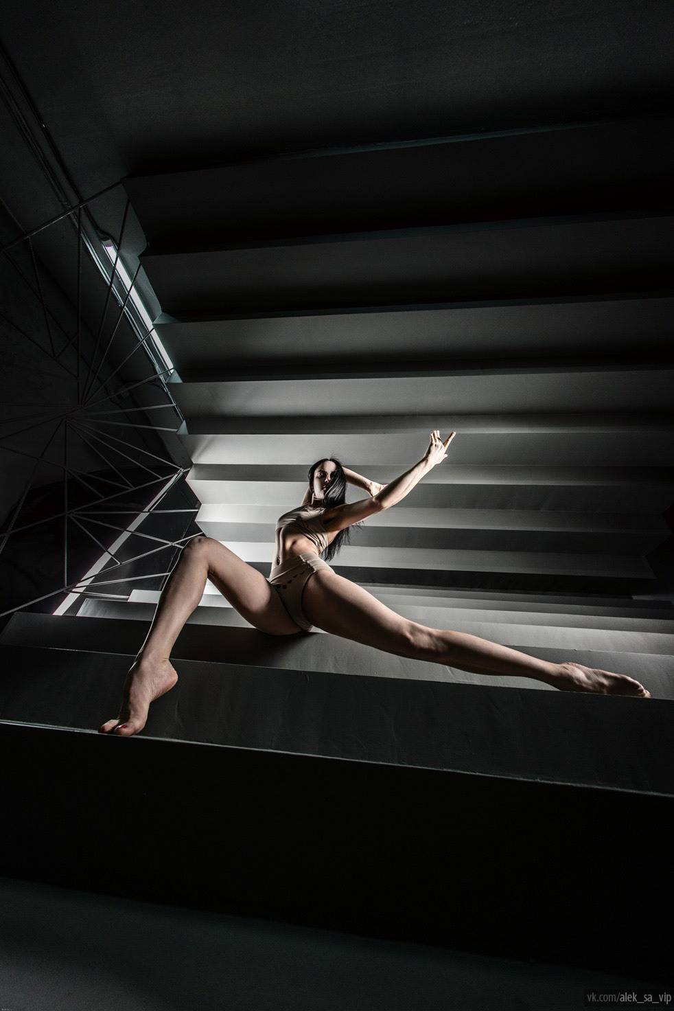 Студийный портрет на темном фоне