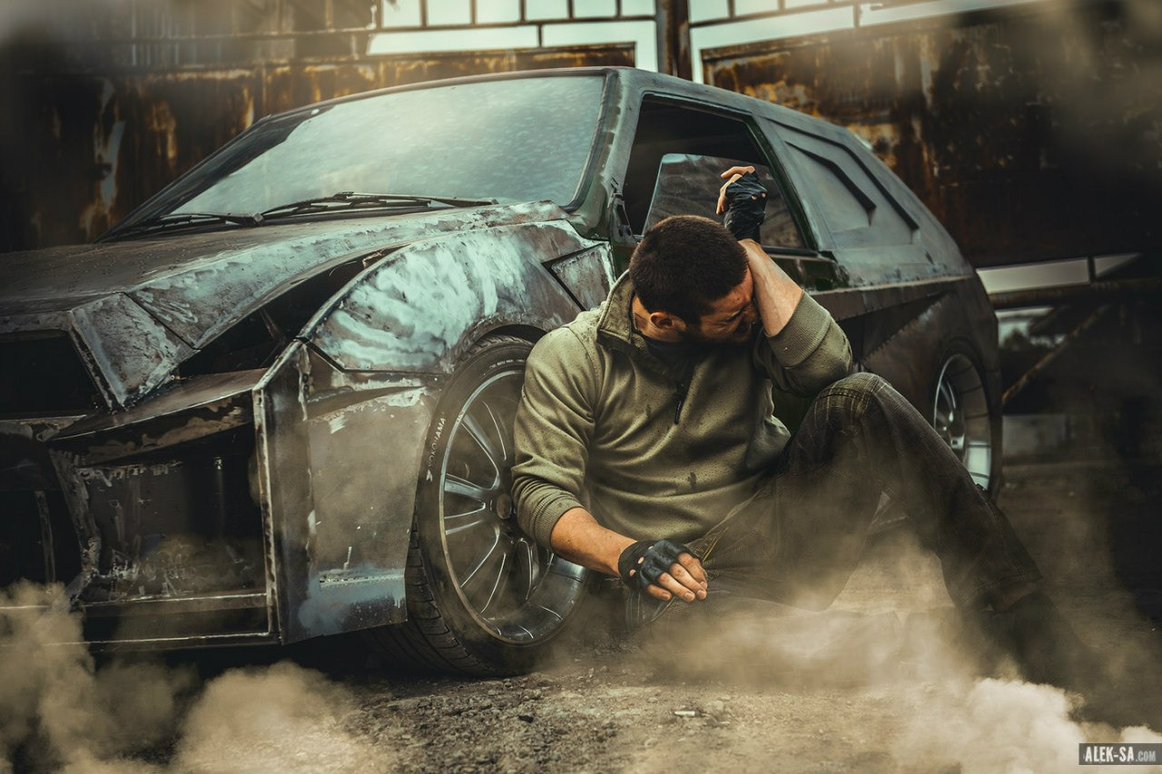 Мужчина у грязевого внедорожника в дыму — уличная съёмка, Краснодар