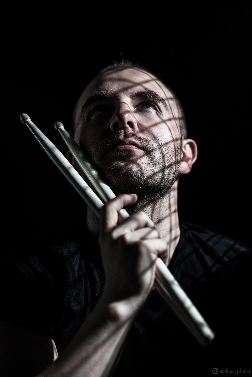 Экспрессивный портрет с барабанными палочками — студия, Краснодар