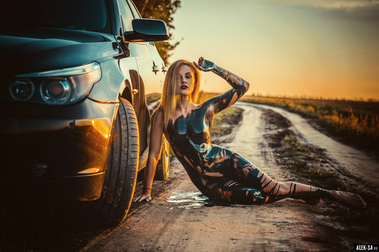 Девушка у автомобиля на просёлочной дороге, закат — авто-съёмка, фотограф Краснодар