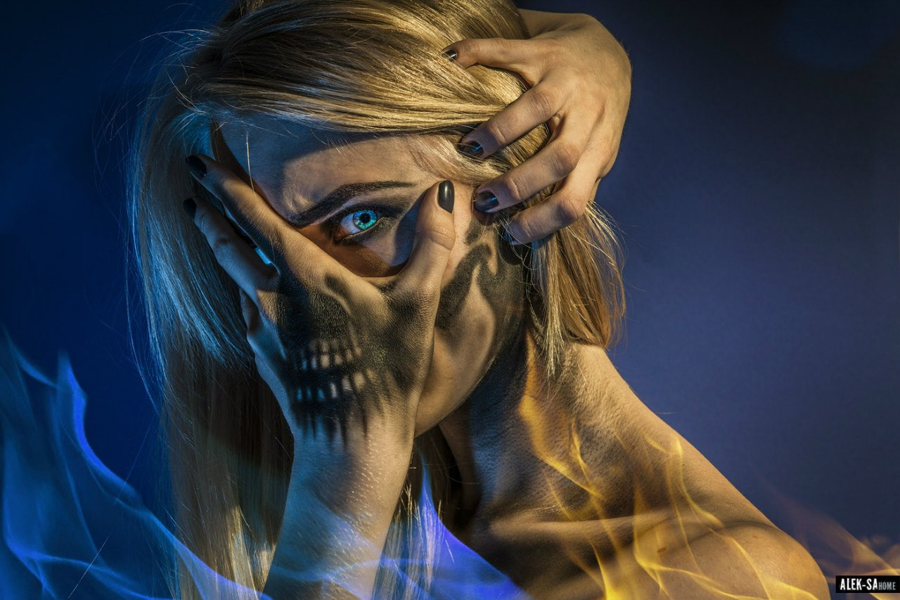 Фэнтези-портрет с маской и синим светом — фотограф Краснодар