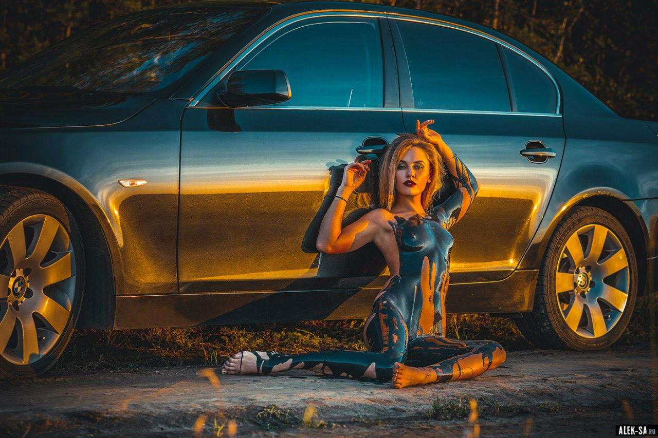 Девушка в краске у автомобиля, вечерний кадр — съёмка в Краснодаре