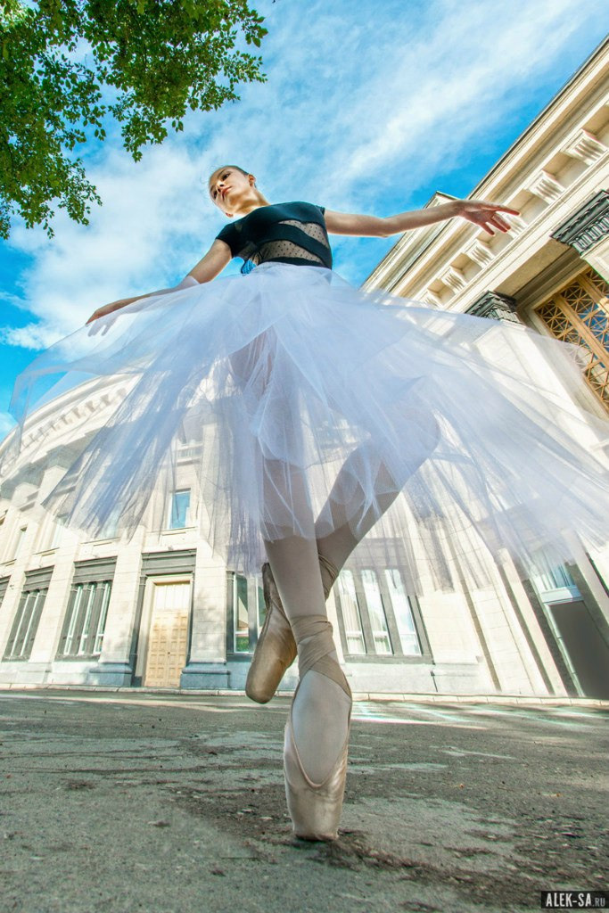 Балерина у классической архитектуры — городской портрет, Краснодар