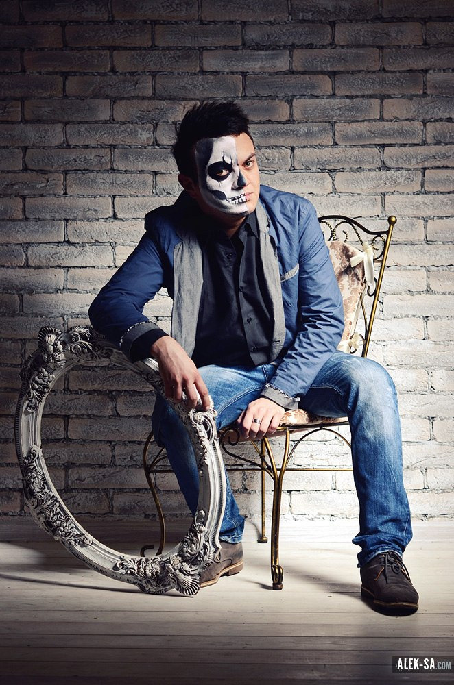 Мужчина в пиджаке на стуле у кирпичной стены — фотограф Краснодар