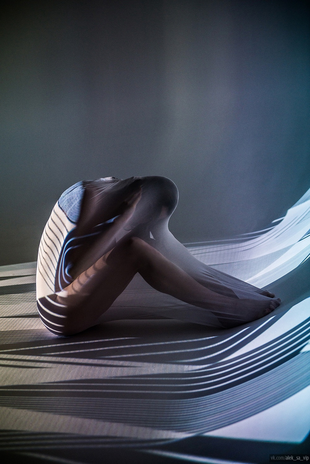 Абстрактный ню в полосках света, графика — студийная съёмка, Краснодар