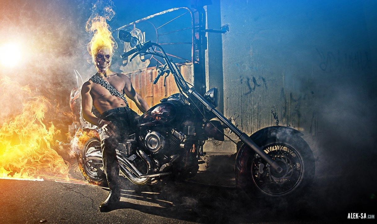Мужчина у горящего мотоцикла, экшн-сцена — фотограф Краснодар