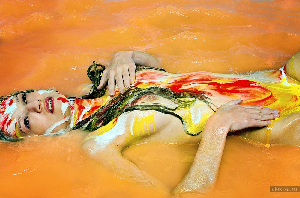 Арт-ню в цветной ванне/краске, лежачая поза — съёмка в Краснодаре