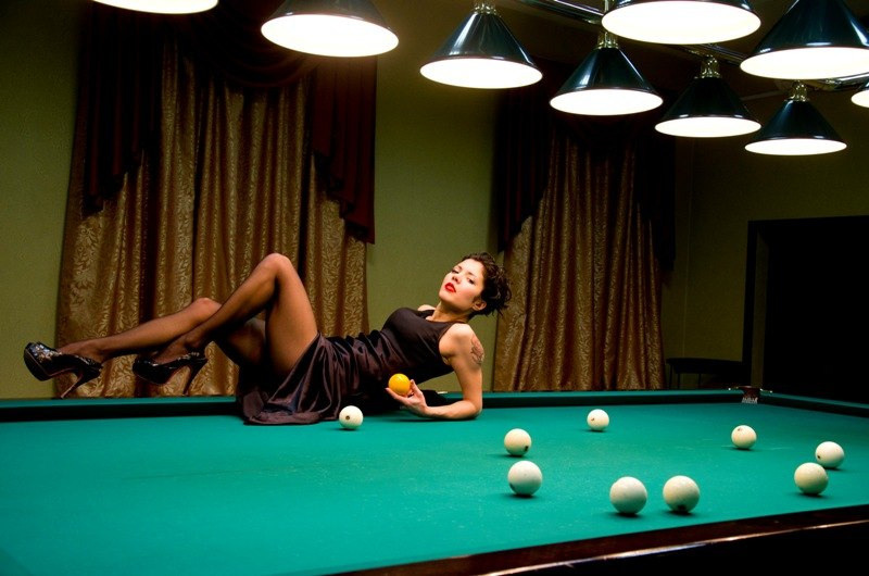 Бильярдный зал, позирование у стола — атмосферная съёмка, Краснодар