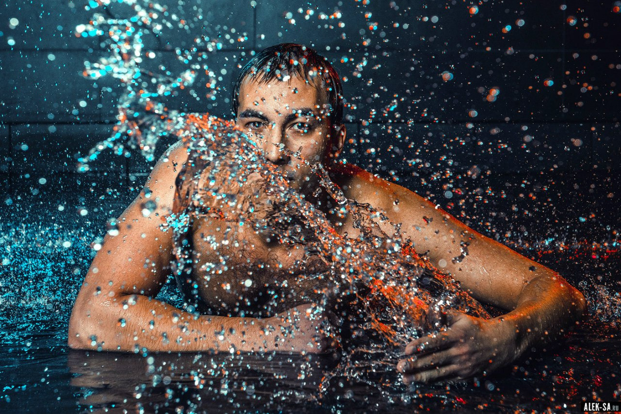 Брутальный портрет мужчины в брызгах воды — фотограф Краснодар
