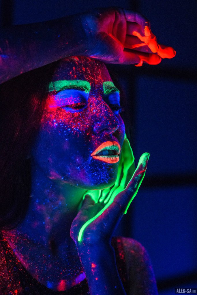 УФ-макияж и неоновый свет — арт-портрет, фотограф Краснодар