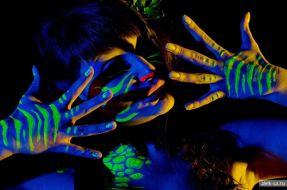 Неоновые ладони с УФ-красками — арт-портрет, Краснодар