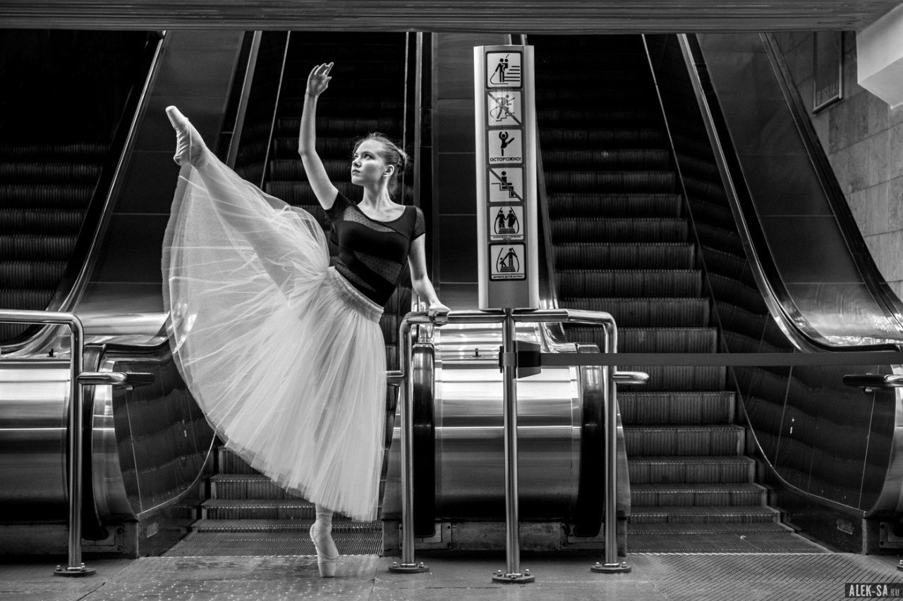 Танец балерины на эскалаторе — арт-съёмка, фотограф Краснодар