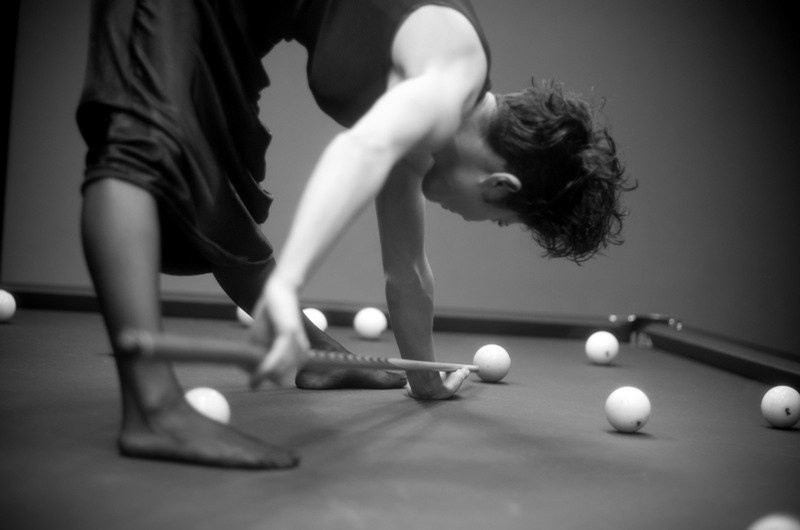 Ч/б постановка у бильярдного стола — художественная съёмка, Краснодар