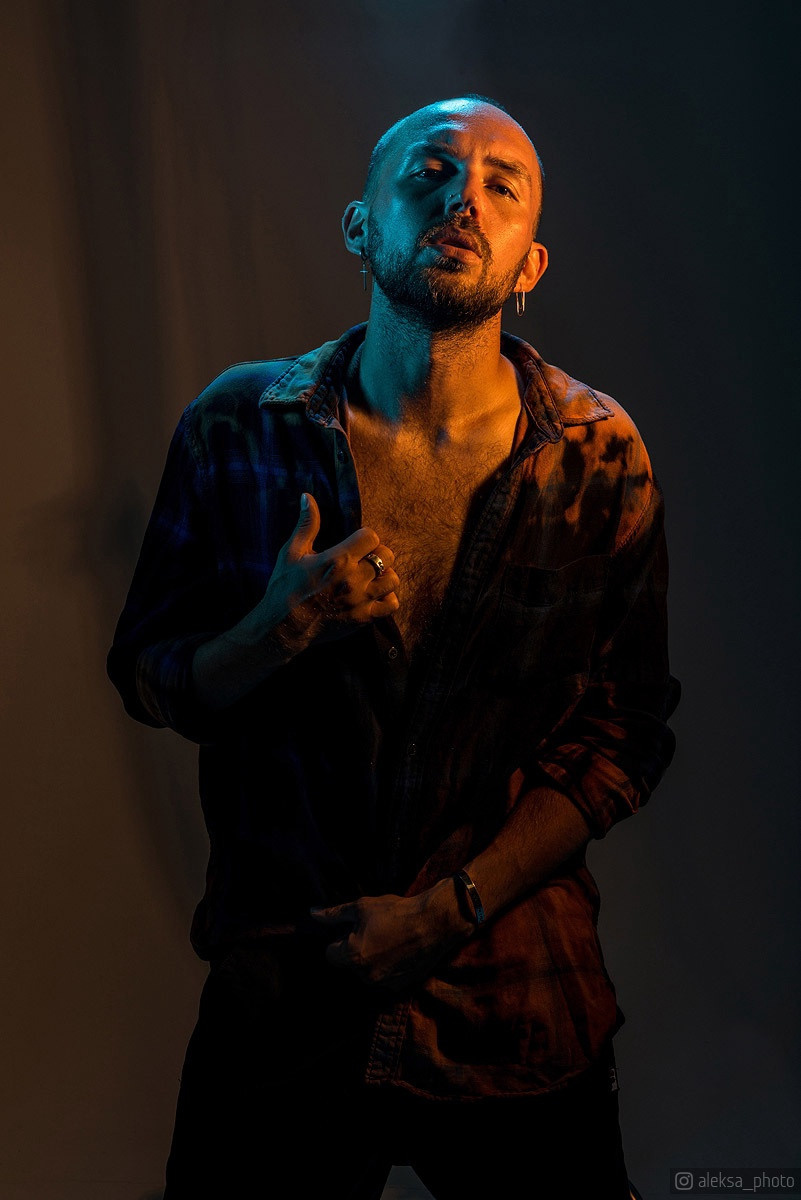 Мужской портрет в полутени, расстёгнутая рубашка — фотограф Краснодар