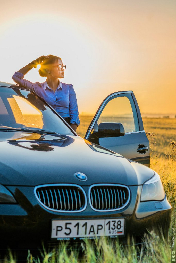 Девушка у автомобиля на закате — авто портрет, фотограф Краснодар