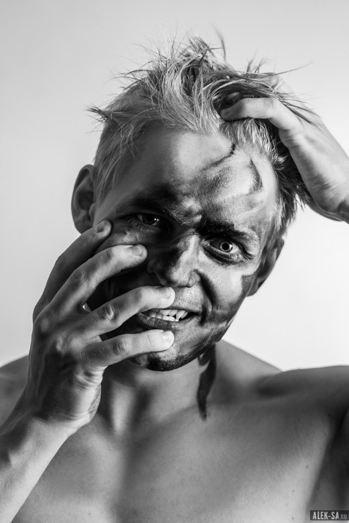 Ч/б портрет с краской на лице, сильная мимика — фотограф Краснодар