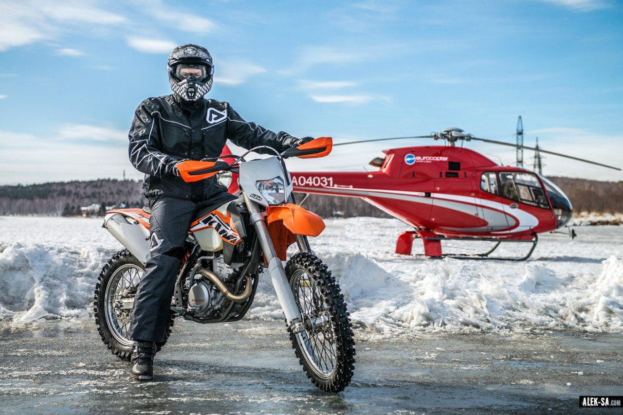 Райдер на эндуро в снегу увертолета — фотограф Краснодар