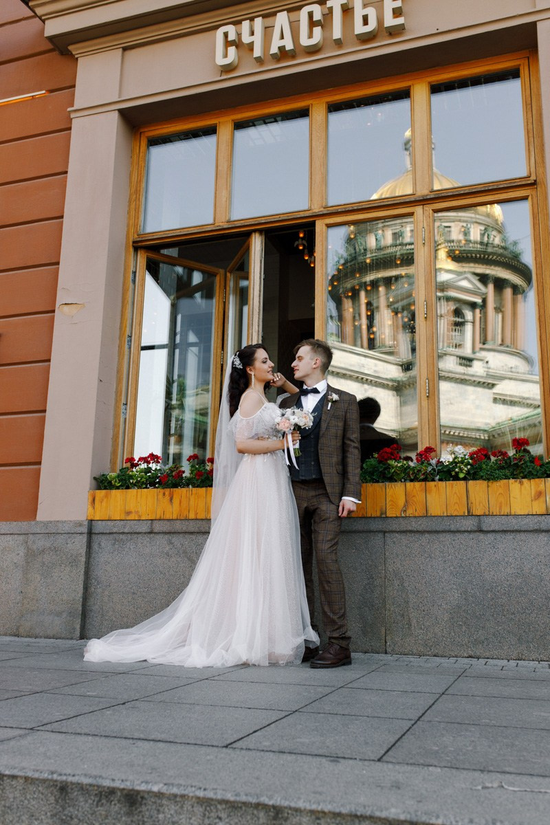 Свадебная фотосессия на Невском. Свадебный фотограф СПБ