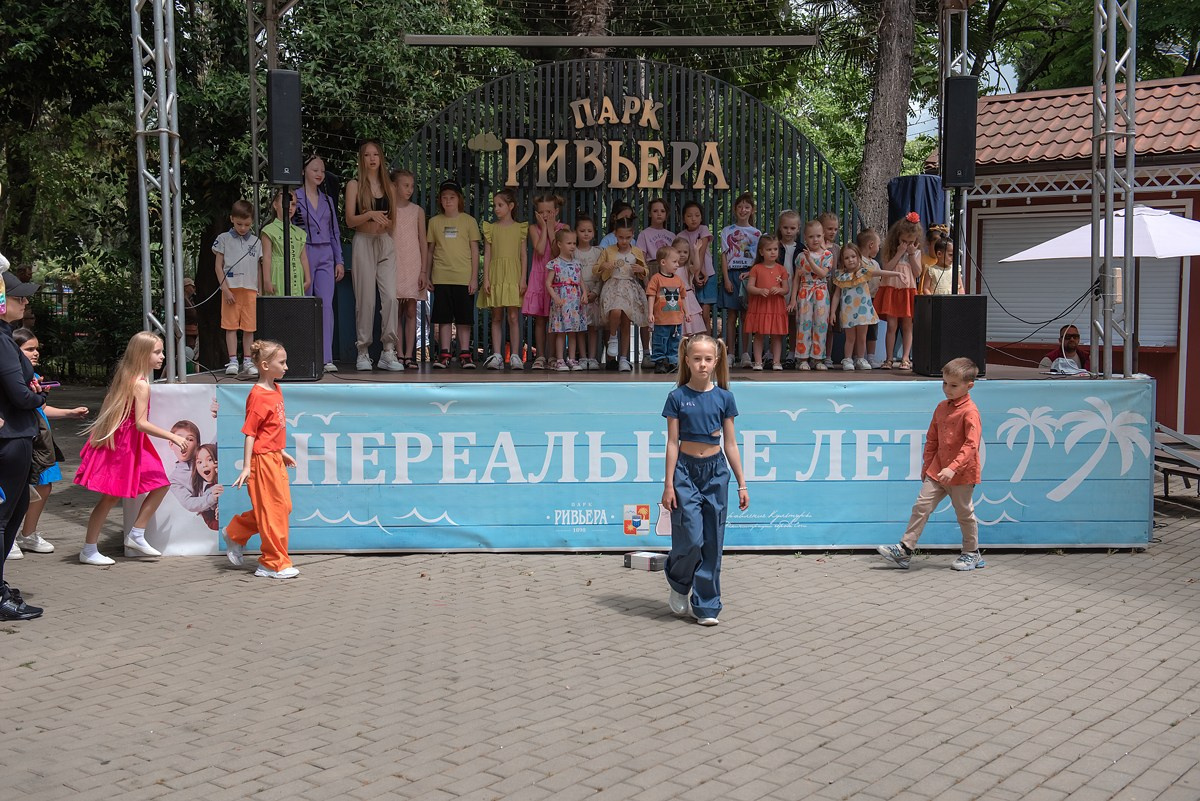Парк Ривьера дефиле HAPPYkids. Семейный и коммерческий фотограф в Сочи Александр Бодунов