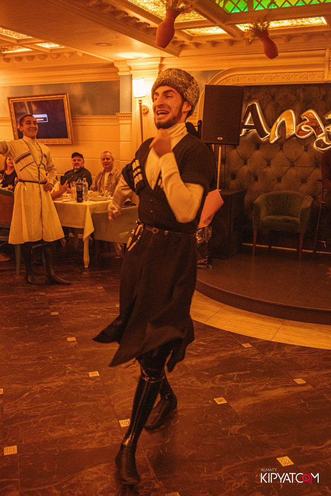 РЕСТОРАН ALAZANI НА АКАН СЕРЫ. КИПЯТКОМ АЛМАТЫ!