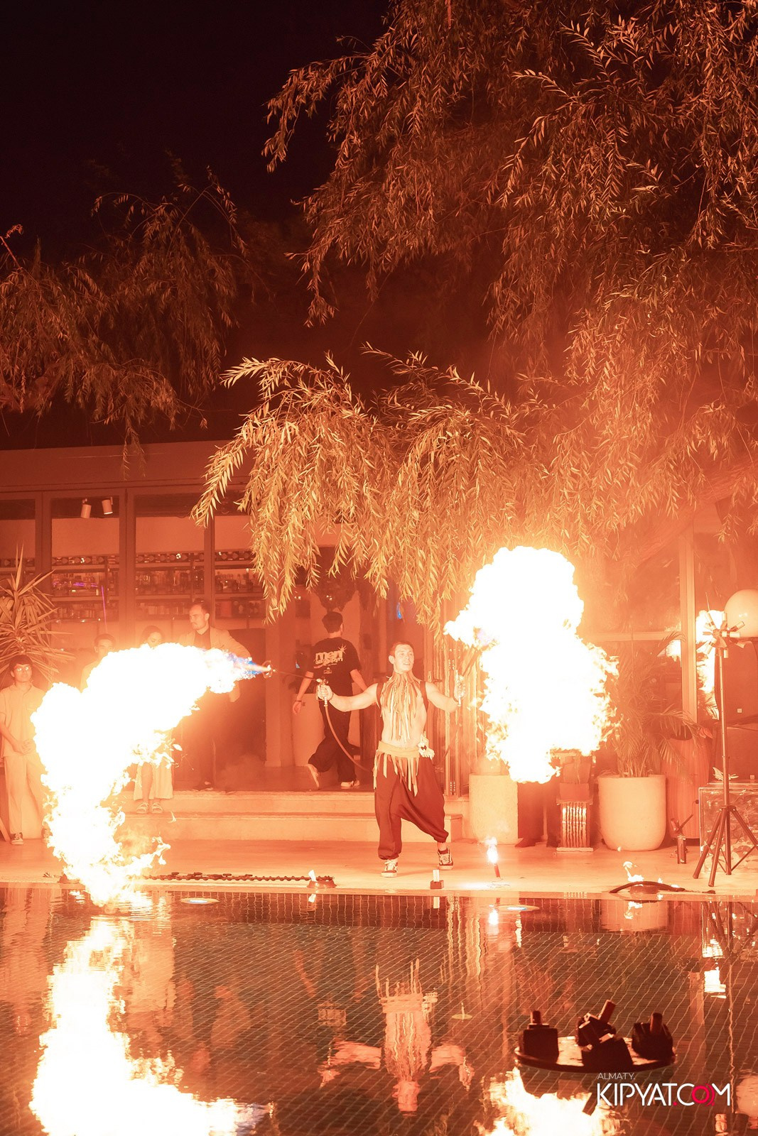 EDEN POOL & BAR. КИПЯТКОМ АЛМАТЫ!