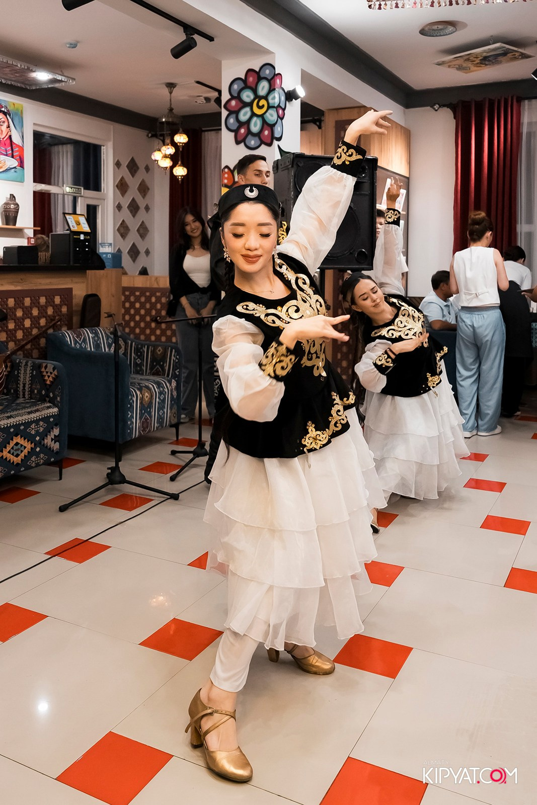 СЕМЕЙНЫЙ РЕСТОРАН BAZAAR. КИПЯТКОМ АЛМАТЫ!